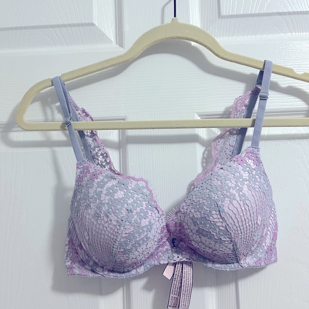Beautiful Victoria’s Secret bra very detail in a super nice condition